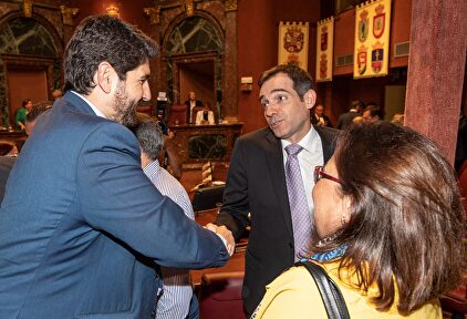 López Miras (PP) saluda a Liarte (Vox) | Vox