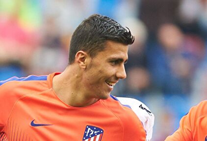 Rodrigo, en el calentamiento de un partido con el Atlético de Madrid. | Cordon Press