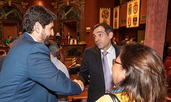 López Miras (PP) saluda a Liarte (Vox) | Vox