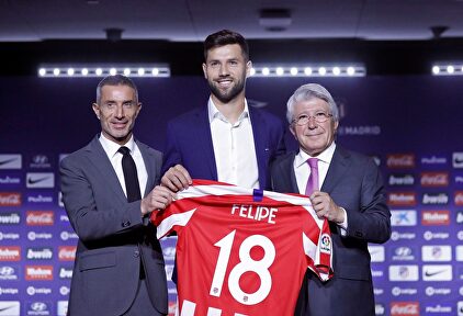 Felipe Monteiro (c), junto a Enrique Cerezo (d) y Andrea Berta en su presentación con el Atlético de Madrid. | EFE