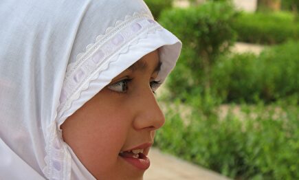 Niña con el velo islámico | Pixabay/CC/ebrahim