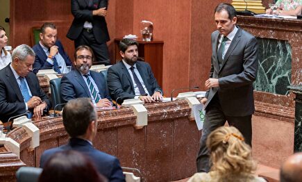 López Miras sentado en su escaño | EFE