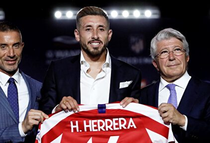 Héctor Herrera (c), durante su presentación con el Atlético de Madrid. | EFE