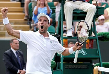 Roberto Bautista celebra su victoria ante Khachanov en Wimbledon. | EFE