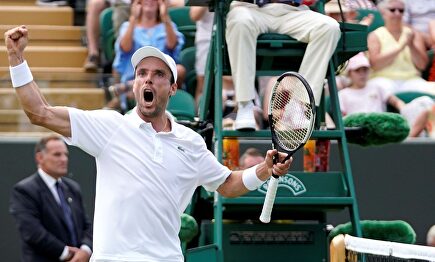 Roberto Bautista celebra su victoria ante Khachanov en Wimbledon. | EFE