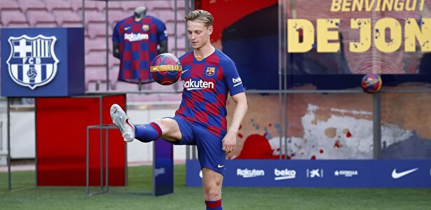 De Jong se da un baño de masas en el Camp Nou: "Es un orgullo vestir esta camiseta"