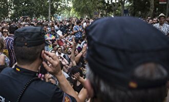 La Policía escolta a los representantes de Cs que abandonan la manifestación del Orgullo Gay. | EFE
