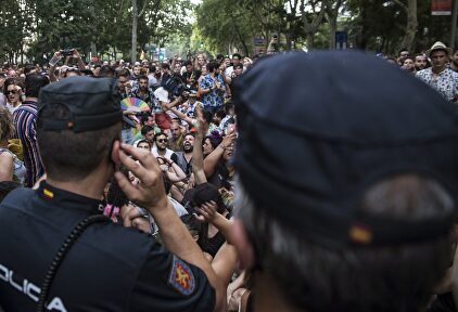 La Policía escolta a los representantes de Cs que abandonan la manifestación del Orgullo Gay. | EFE