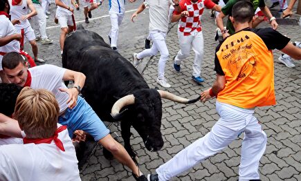 Apuros para un mozo en el primer encierro de los Sanfermines 2019 | EFE