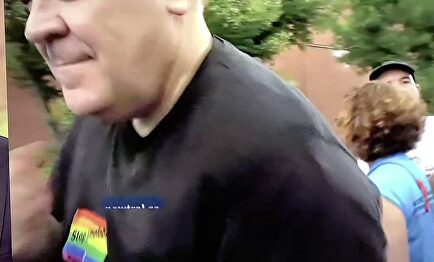 El espontáneo baile de García Ferreras en una carroza del Orgullo Gay