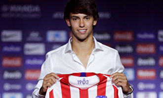 Joao Félix posa con la camiseta del Atlético de Madrid. | EFE