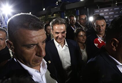 El líder de ND, Kyriakos Mitsotakis, celebra su victoria en las elecciones griegas de este domingo | EFE