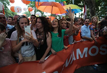 Inés Arrimadas, durante la agresión en el Orgullo. | Cordon Press
