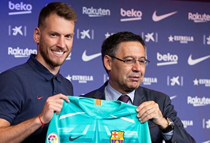 Josep María Bartomeu, durante la presentación del guardameta Neto con el Barcelona. | EFE