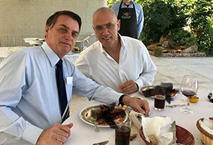 La embajada coloca un tachón negro en el lugar de la langosta | Embajada de Israel en Brasil