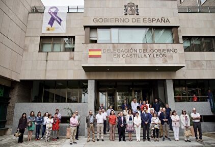 La delegada del Gobierno, Mercedes Martín, participa en una concentración en repulsa por el asesinato machista en Salas de los Infantes | Agencia ICAL