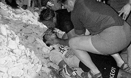 Uno de los doctores presentes practicar el boca a boca a Tom Simpson | Página web oficial UCI