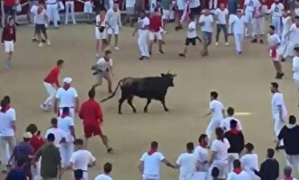 El espectacular salto de una estrella de la NFL sobre un toro en los Sanfermines
