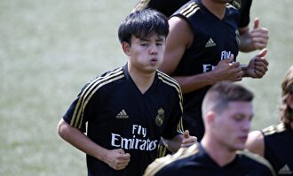 Kubo entrenando junto a la primera plantilla del Real Madrid | Cordon Press