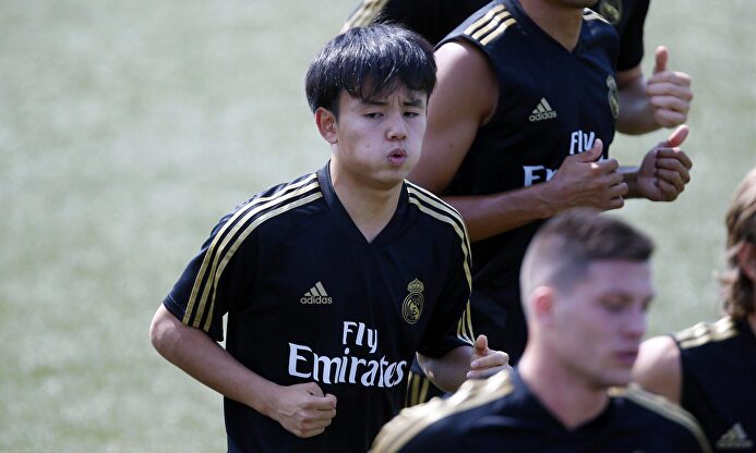 Kubo entrenando junto a la primera plantilla del Real Madrid | Cordon Press