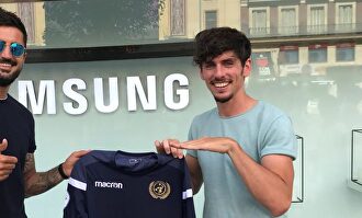 Poves, a la derecha, presenta la camiseta del Flat Earth FC | EFE