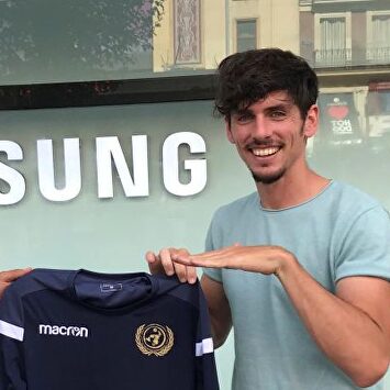 Poves, a la derecha, presenta la camiseta del Flat Earth FC | EFE