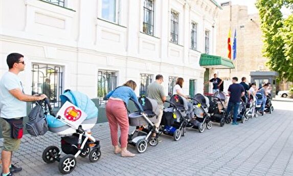 Familias españolas por gestación subrogada en el consulado español de Kiev (Ucrania) | EFE