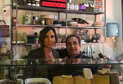 Silvia Pérez con uno de sus empleados | LD