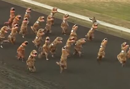 Carrera de tipos disfrazados de T-Rex en Washington | Imagen de vídeo
