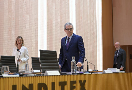 La mujer de Amancio Ortega, Flora Pérez, y el presidente de Inditex, Pablo Isla, durante la Junta General de Accionistas | M. Dylan (Europa Press)