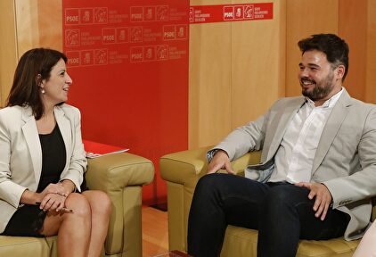 La vicesecretaria general del PSOE, Adriana Lastra y el diputado de ERC, Gabriel Rufián en su reunión en el Congreso | EFE