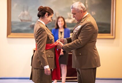 El JEME coloca el fajín de general a Patricia Ortega. | Defensa.gob