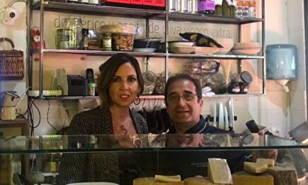 Silvia Pérez con uno de sus empleados | LD