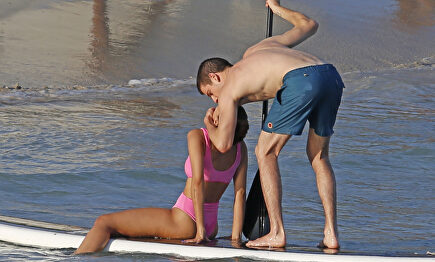 Aitana y Miguel Bernardeau derrochan amor en Ibiza