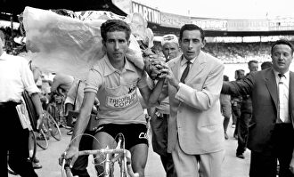 Bahamontes festeja en el Parque de los Príncipes su Tour de Francia | Cordon Press