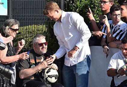 Matthijs de Ligt firma autógrafos a los seguidores de la Juventus. | EFE