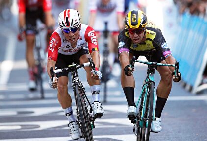 Ewan gana por un milímetro a Groenewegen en el sprint de Toulouse