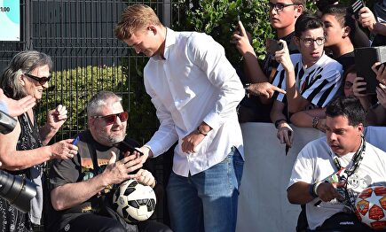 Matthijs de Ligt firma autógrafos a los seguidores de la Juventus. | EFE