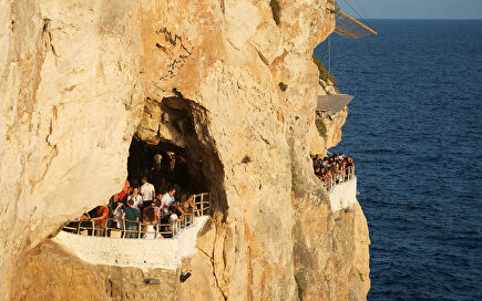 Playas perdidas o una discoteca en una cueva: 12 razones por las que Menorca es un paraíso terrenal