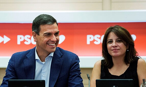 Pedro Sánchez y Adriana Lastra | EFE