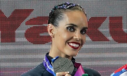 Ona Carbonell, con la medalla de plata lograda en los Mundiales de Gwuangju. | EFE