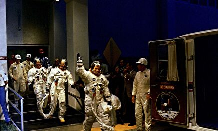 Neil Armstrong, Michael Collins y Buzz Aldrin suben a la furgoneta de transporte hacia el Complejo de Lanzamiento 39 | Cordon Press