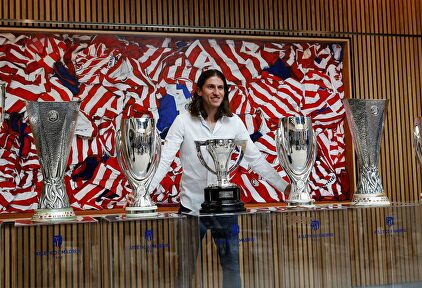 Filipe Luis posa con todos los trofeos logrados con el Atlético. | EFE