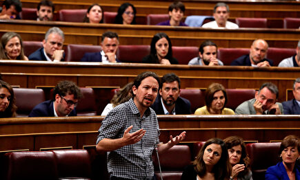 Pablo Iglesias habla desde su escaño durante la sesión de investidura | EFE