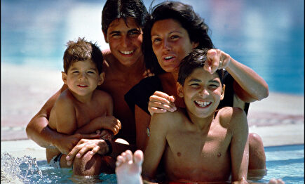 Carmina Ordoñez en 1987, acompañada de sus tres hijos | Gtres