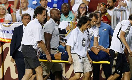 Marco Asensio es retirado en camilla tras la lesión. | Cordon Press