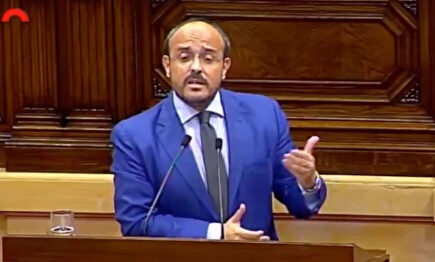 Alejandro Fernández le canta a Torra una de Manolo Escobar en el Parlamento Catalán