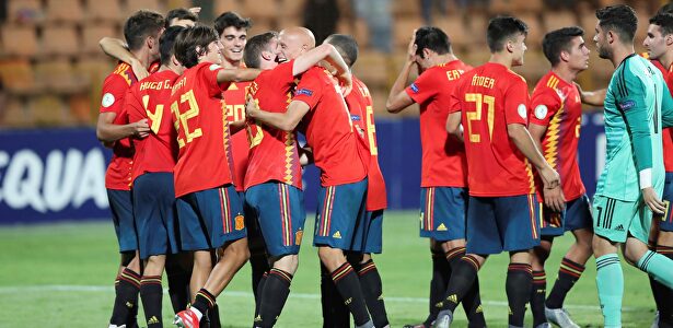 La selección sub-19 celebrando su pase a la final del europeo. | EFE