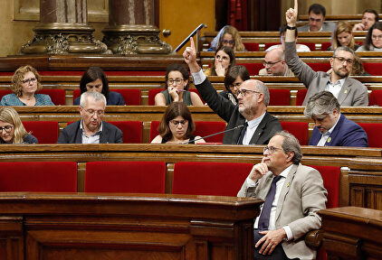 Diputados del Parlament votando este jueves en el pleno. | EFE