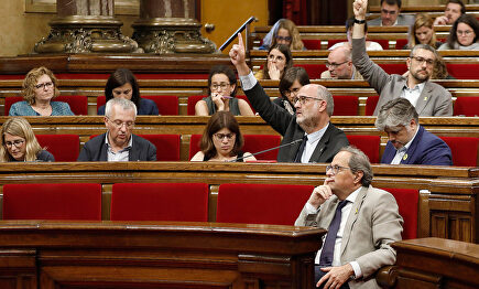 Diputados del Parlament votando este jueves en el pleno. | EFE